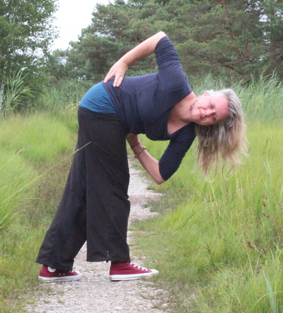 Judith Becker practicando el movimiento del caballo salvaje, ejercicio de Lu Jong, el movimiento del elemento viento.