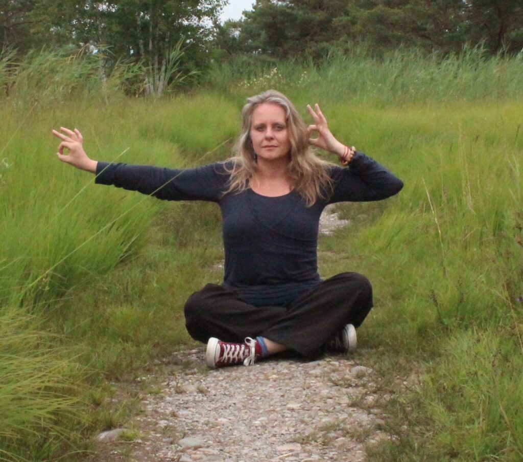 Judith Becker practicando yoga tibetano, ejercicio de Lu Jong