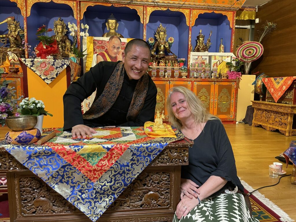Judith Becker junto a su maestro Tulku Lobsang Rinpoche"