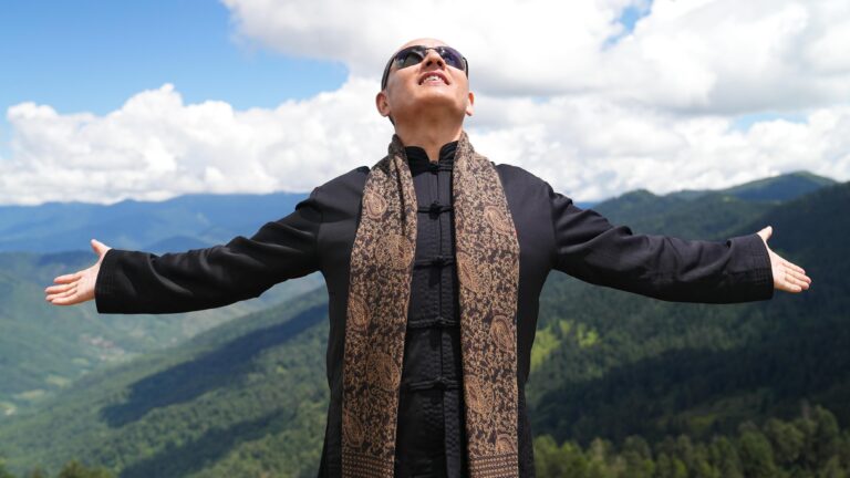 Tulku Lobsang Rinpoche en Bhutan explicando el budismo tibetano