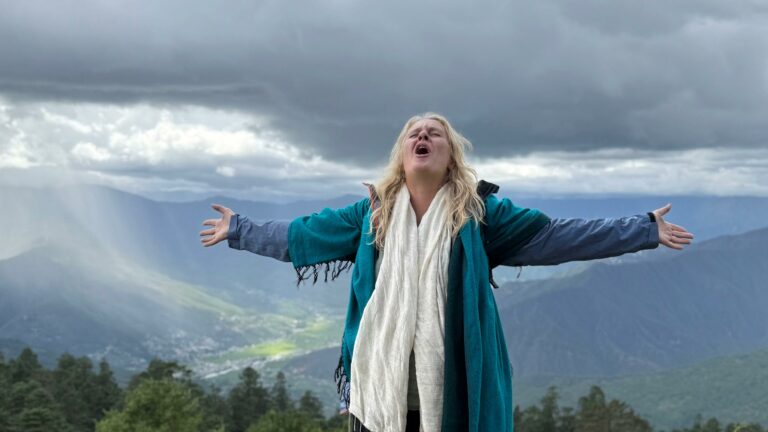 Judith Becker encima de la montaña en Bhutan