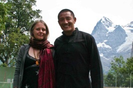 Judith Becker junto a su maestro Tulku Lobsang Rinpoche